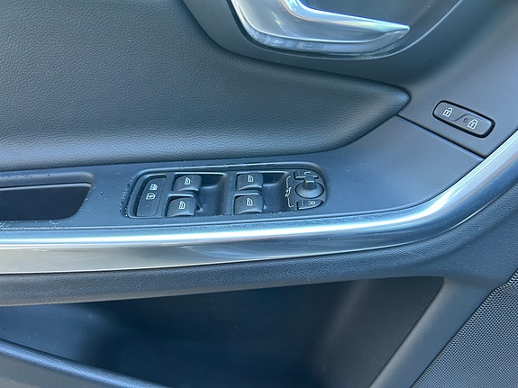 Volvo V60 2 of 30