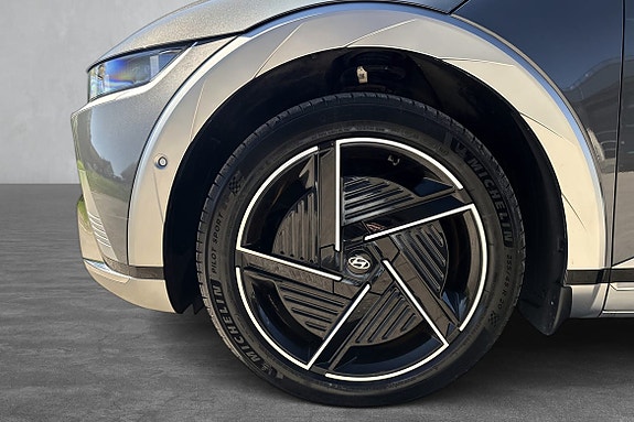 Matrix LED-lys justerer lysbildet automatisk for bedre sikt uten å blende møtende trafikk. 20" med Michelin Pilot Sport sommerdekk