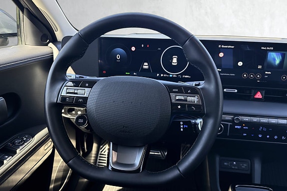 Adaptiv cruise control holder automatisk avstand til bilen foran under kjøring.