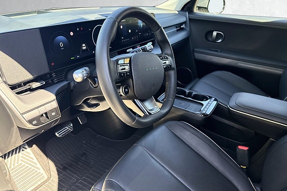 BOSE premium lydanlegg leverer fyldig lydopplevelse med høy detaljrikdom i hele kupéen.