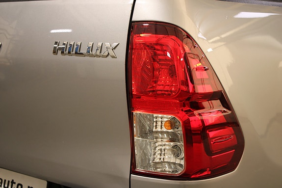 Toyota HiLux 14 of 30