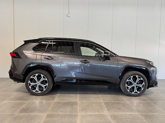Toyota RAV4 Plug-in Hybrid 2 of 5