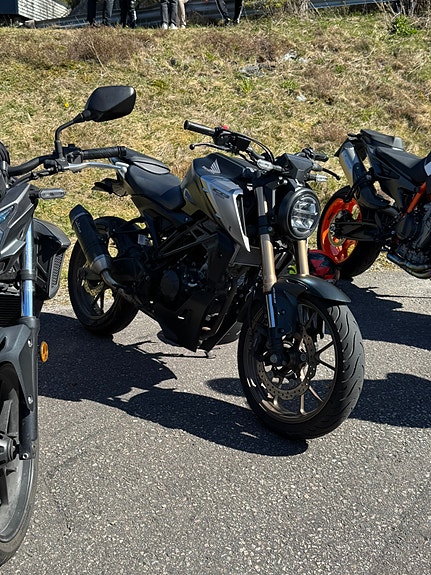 Honda CB 125 R 2 of 5