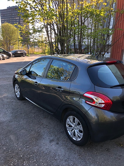 Peugeot 208 2 of 14