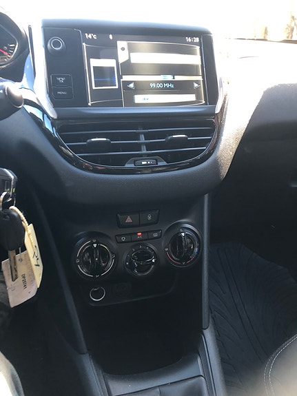 Peugeot 208 8 of 14
