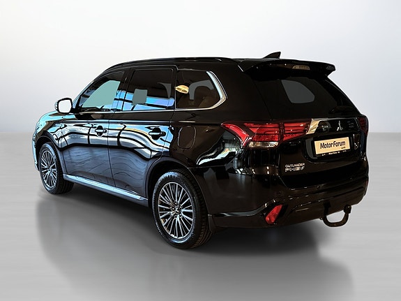 Baklys med moderne LED-teknologi og aerodynamisk takspoiler.