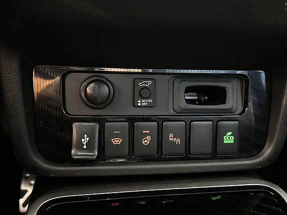 Praktisk USB-inngang og moderne kontrollknapper for effektiv bilstyring.