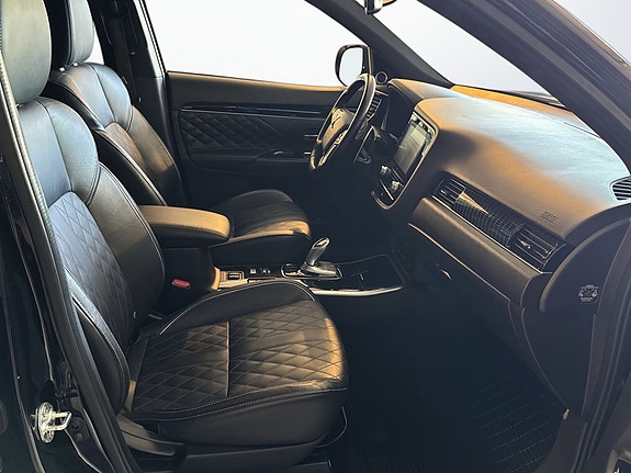 Moderne infotainmentskjerm med CarPlay og Bluetooth-tilkobling.