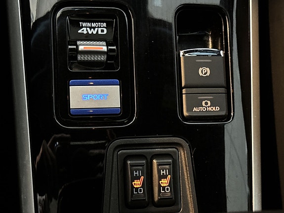 Kjøremodusvalg med 4WD, Sport Mode og varme i setene.