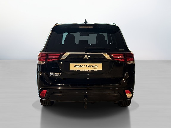 Elegant bakparti med tydelig Mitsubishi-logo og detaljer i krom.