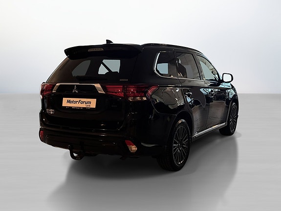 Tidsriktig baklykter og mørke ruter i robust SUV-design.
