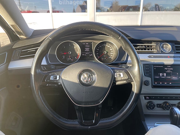 Volkswagen Passat 9 of 19