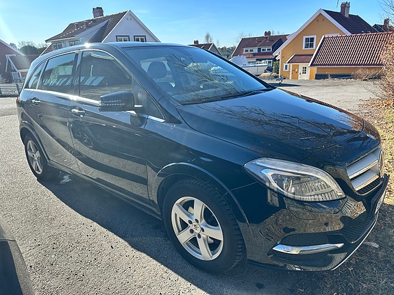 Mercedes-Benz B-Electric 2 of 5