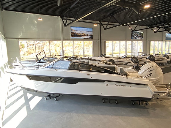 YAMARIN 88DC MED YAMAHA XTO450 V8-2026 -JOYSTICK, AUTOPILOT, BAUGPROP, NIROXX
