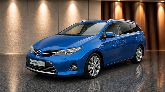 Toyota Auris 2 of 5