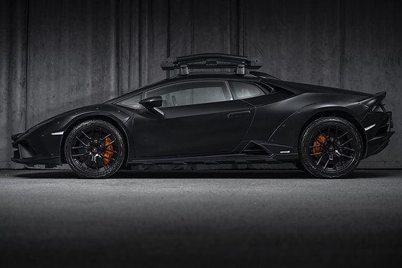 Lamborghini Huracan 2 of 5