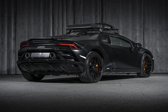 Lamborghini Huracan 3 of 5