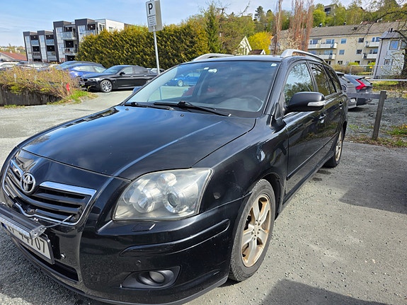 Toyota Avensis 2 of 5