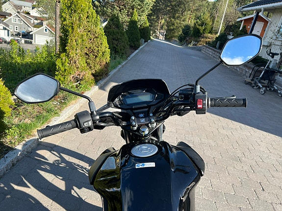 Honda cb 125 f 4 of 5