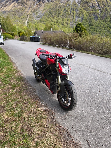 Ducati Streetfighter 2 of 16