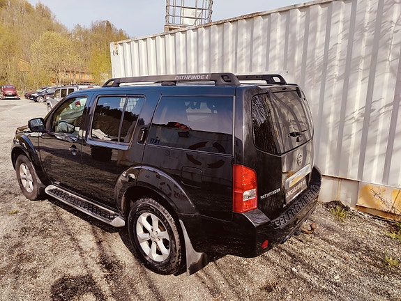 Nissan Pathfinder 4 of 5