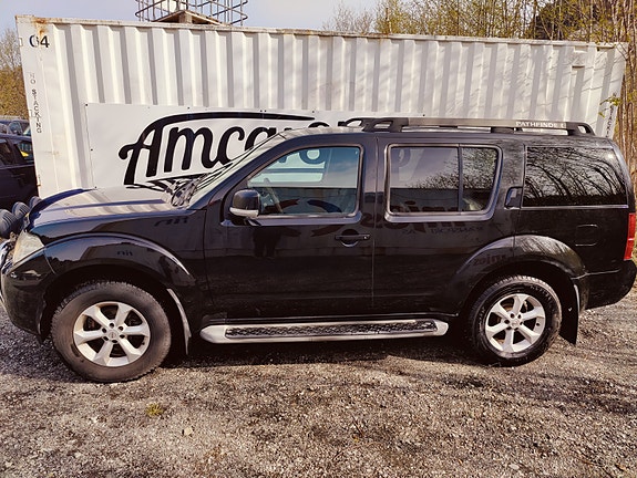 Nissan Pathfinder 3 of 5