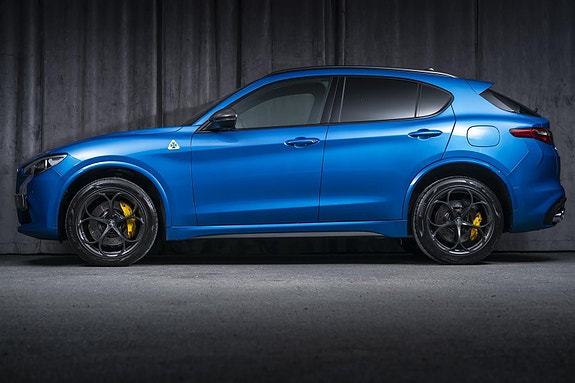 Alfa Romeo Stelvio Quadrifoglio 2 of 5