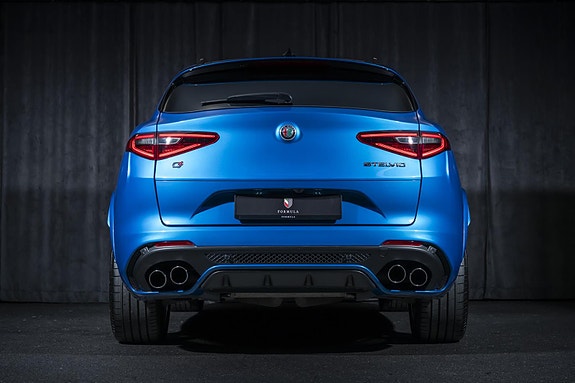 Alfa Romeo Stelvio Quadrifoglio 5 of 5