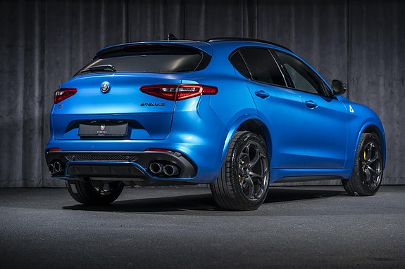 Alfa Romeo Stelvio Quadrifoglio 3 of 5