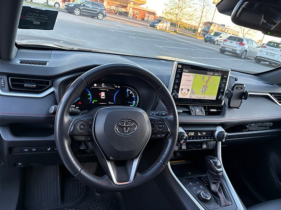 Toyota RAV4 2 of 14