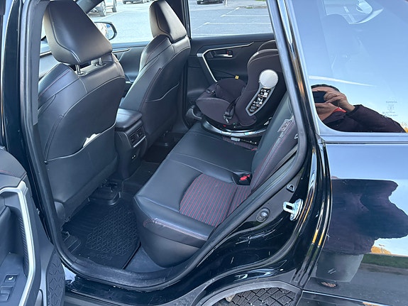 Toyota RAV4 7 of 14