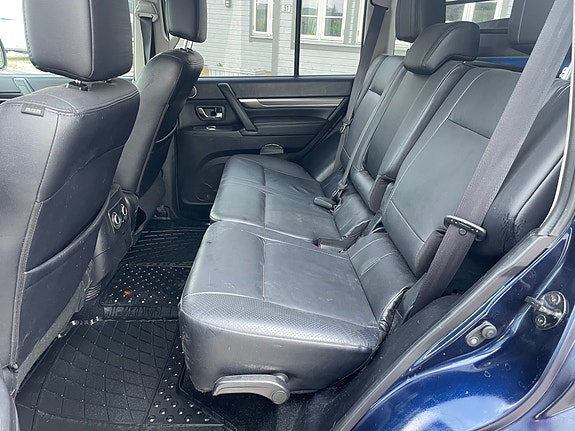 Mitsubishi Pajero 12 of 26