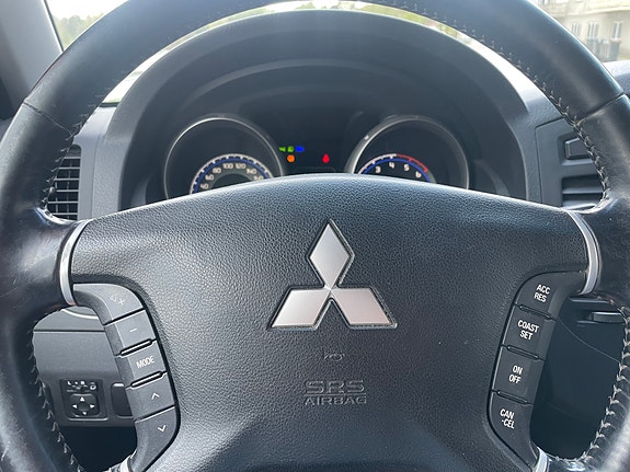 Mitsubishi Pajero 21 of 26