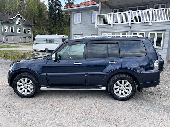 Mitsubishi Pajero 2 of 26