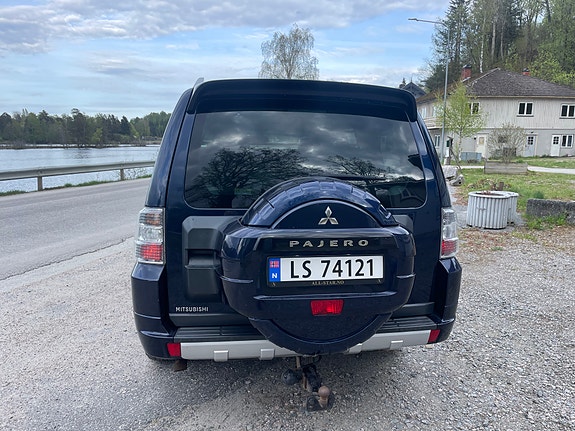 Mitsubishi Pajero 4 of 26