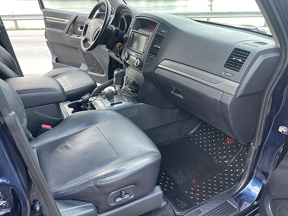 Mitsubishi Pajero 13 of 26