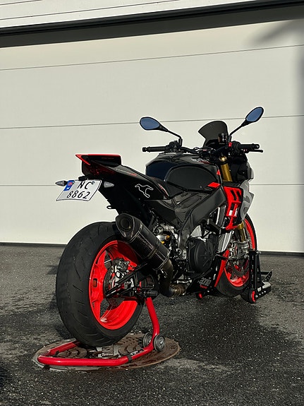 Aprilia Tuono V4 Factory 5 of 5