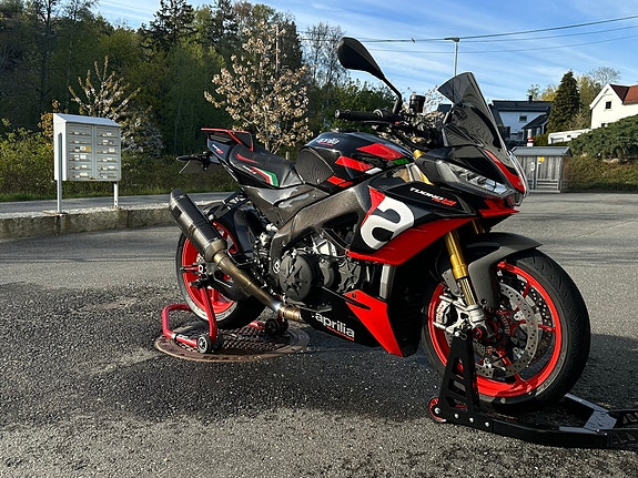 Aprilia Tuono V4 Factory 3 of 5