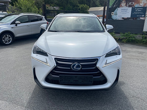 Lexus NX300h 2 of 5