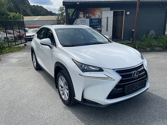 Lexus NX300h 3 of 5