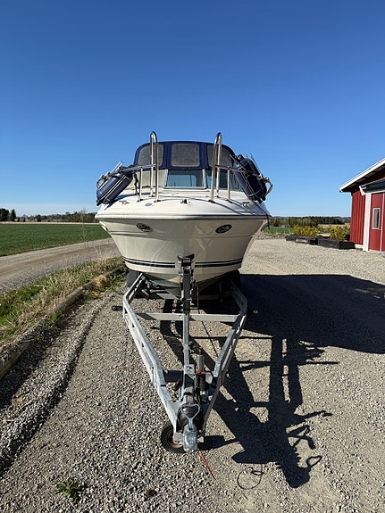 24 fot Sea Ray til salgs, ny motor og drev 2 of 5