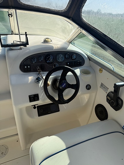 24 fot Sea Ray til salgs, ny motor og drev 8 of 15