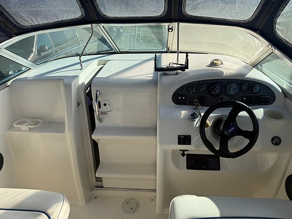 24 fot Sea Ray til salgs, ny motor og drev 7 of 15