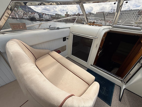 Fairline Targa 33 2 x Volvo Penta D4 225 fra 2017 - 165 gangtimer. Baugtrøster 16 of 30