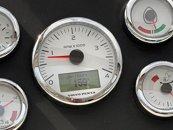Fairline Targa 33 2 x Volvo Penta D4 225 fra 2017 - 165 gangtimer. Baugtrøster 26 of 30