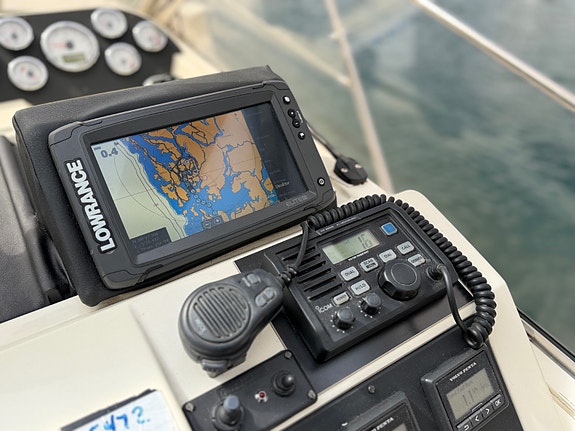 Fairline Targa 33 2 x Volvo Penta D4 225 fra 2017 - 165 gangtimer. Baugtrøster 23 of 30