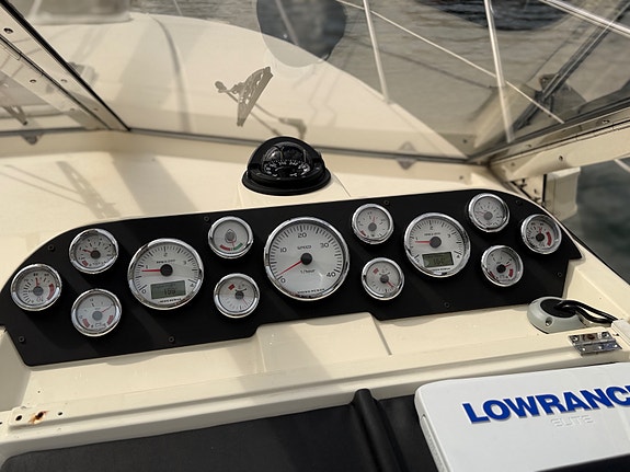 Fairline Targa 33 2 x Volvo Penta D4 225 fra 2017 - 165 gangtimer. Baugtrøster 22 of 30