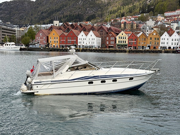 Fairline Targa 33 2 x Volvo Penta D4 225 fra 2017 - 165 gangtimer. Baugtrøster 5 of 5