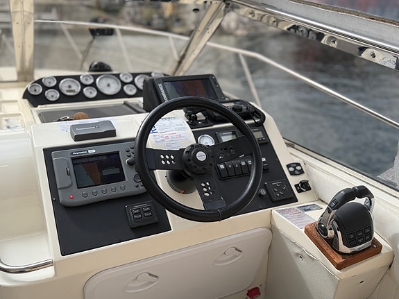 Fairline Targa 33 2 x Volvo Penta D4 225 fra 2017 - 165 gangtimer. Baugtrøster 19 of 30