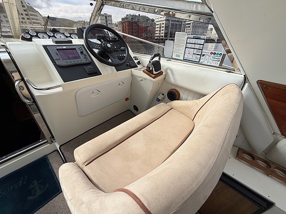 Fairline Targa 33 2 x Volvo Penta D4 225 fra 2017 - 165 gangtimer. Baugtrøster 18 of 30